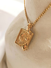 Layana Halskette mit einem Mond und Sterne Anhänger aus 18k Edelstahl von Lymaja Jewelry